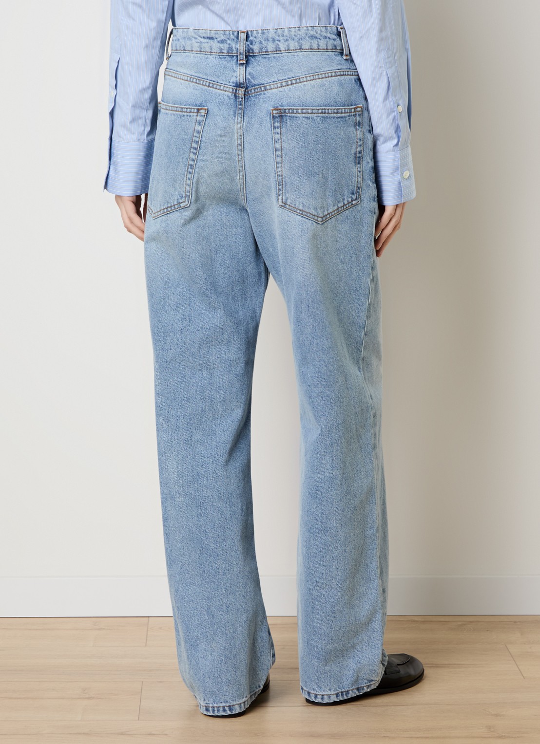 Róhe Low waist loose fit jeans met steekzakken - achterkant indigo