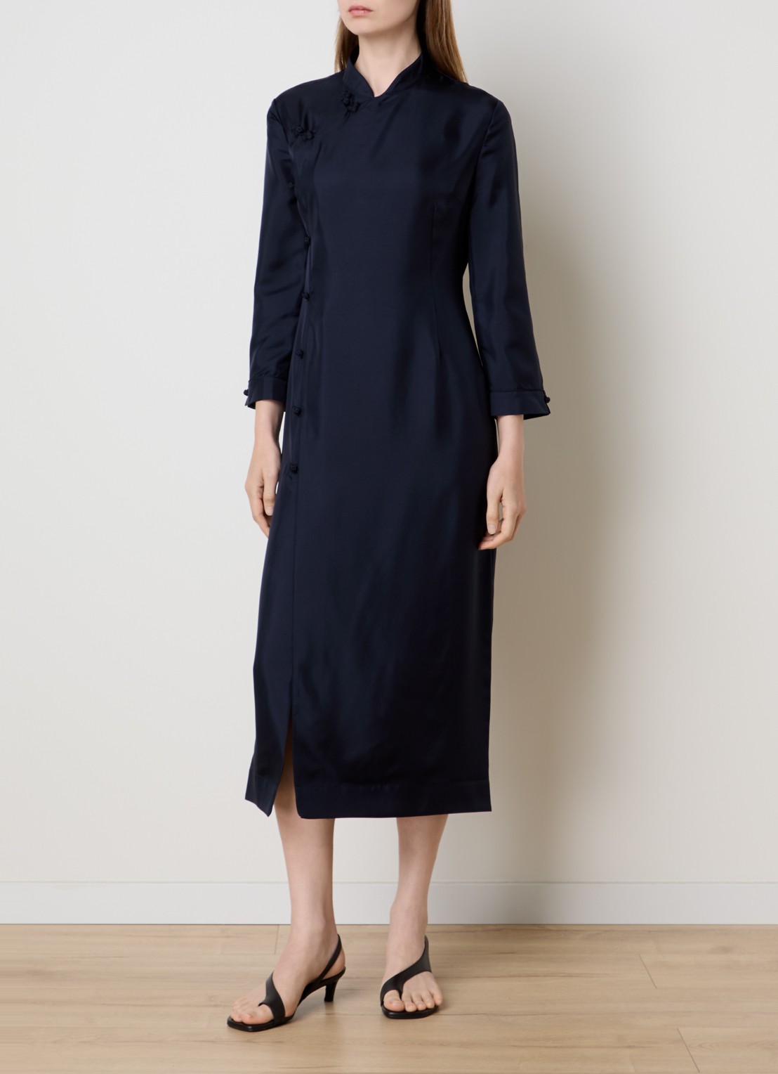 Róhe Midi jurk met overslag - detail 3 donkerblauw