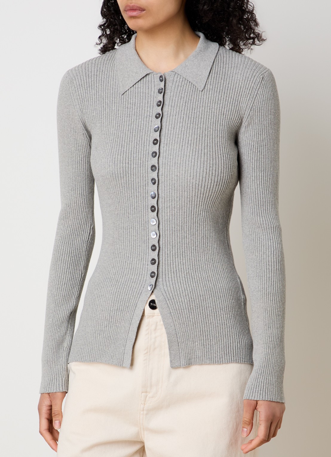 Róhe Ribgebreid vest - detail grijsmele