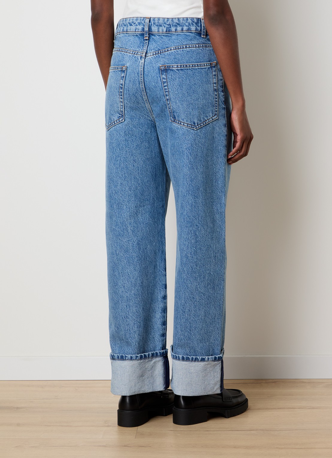 Róhe Rixt low waist loose fit jeans met lichte wassing - achterkant blauw