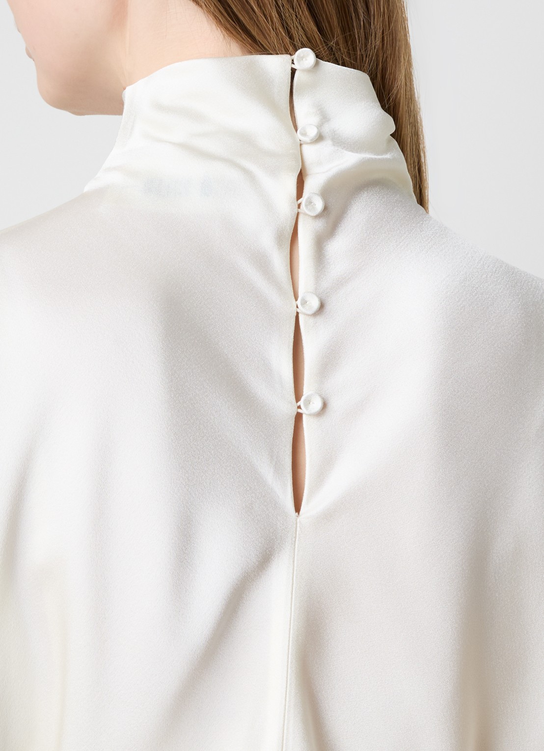 Róhe Tuniek van satijn met opstaande kraag - detail 2 gebroken wit