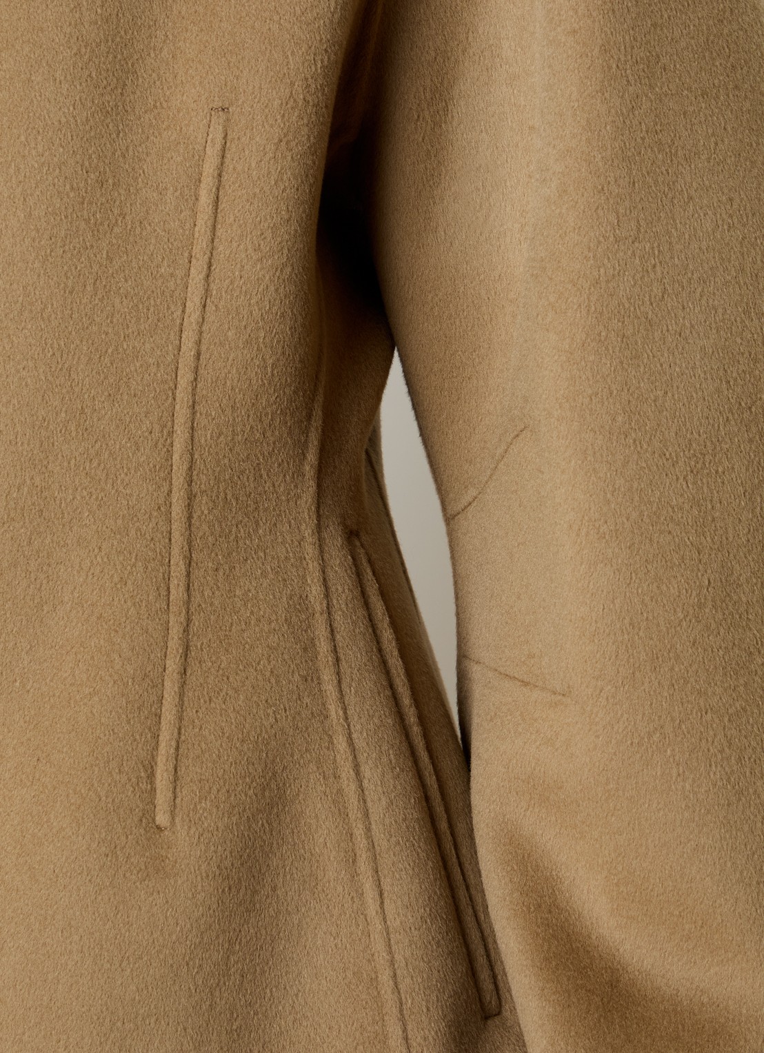 Róhe Wollen jas in kasjmierblend met ballonmouw en paspelzakken - detail 4 camel