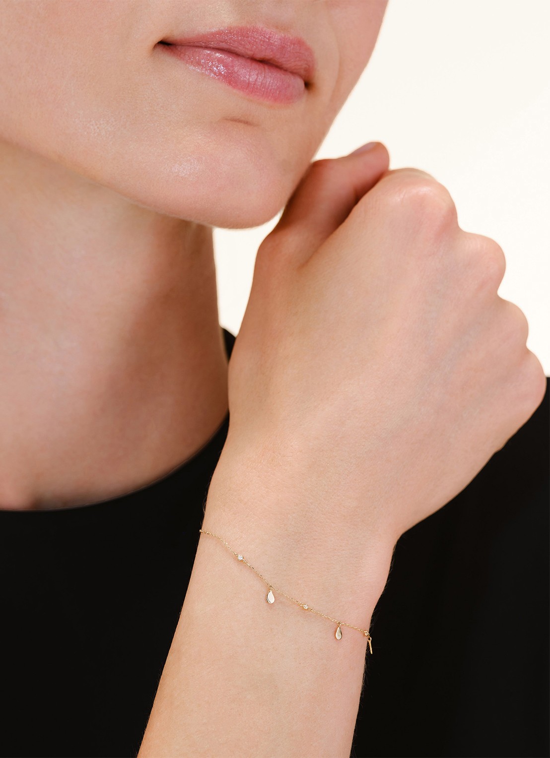 Rosefield Dangling Drops armband van 14 karaat geelgoud - voorkant 2 goud