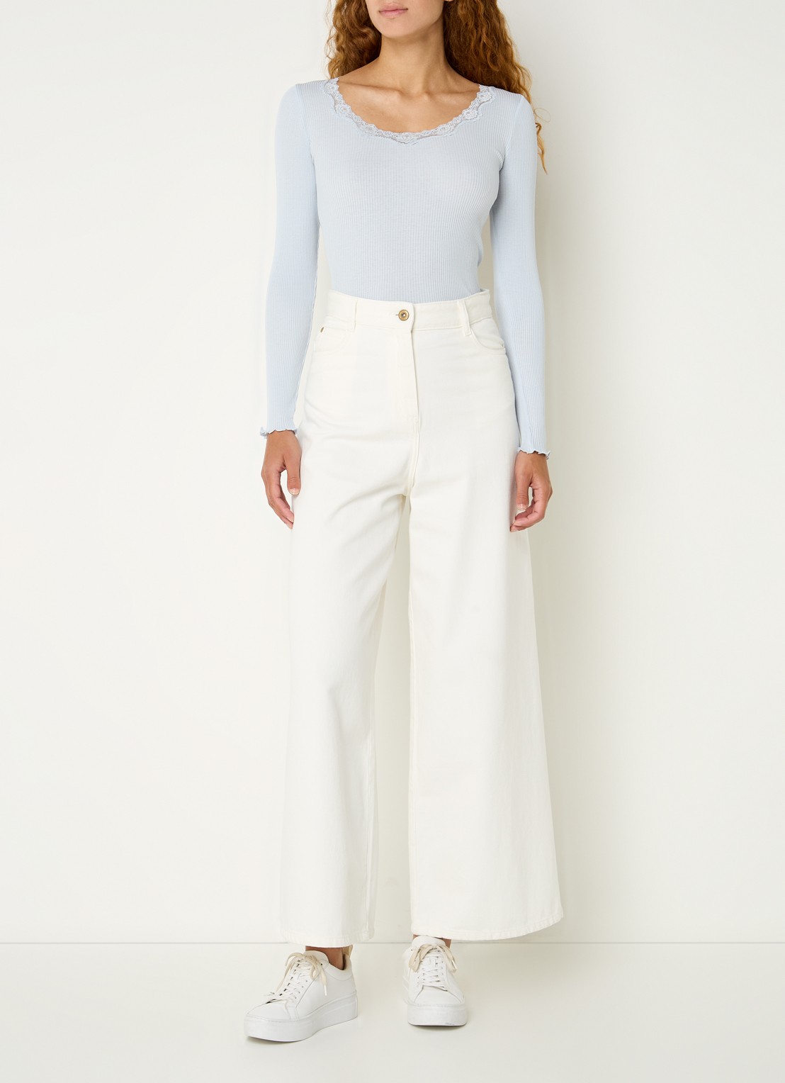 Rosemunde Babette longsleeve in zijdeblend met details van kant - voorkant 2 lichtblauw