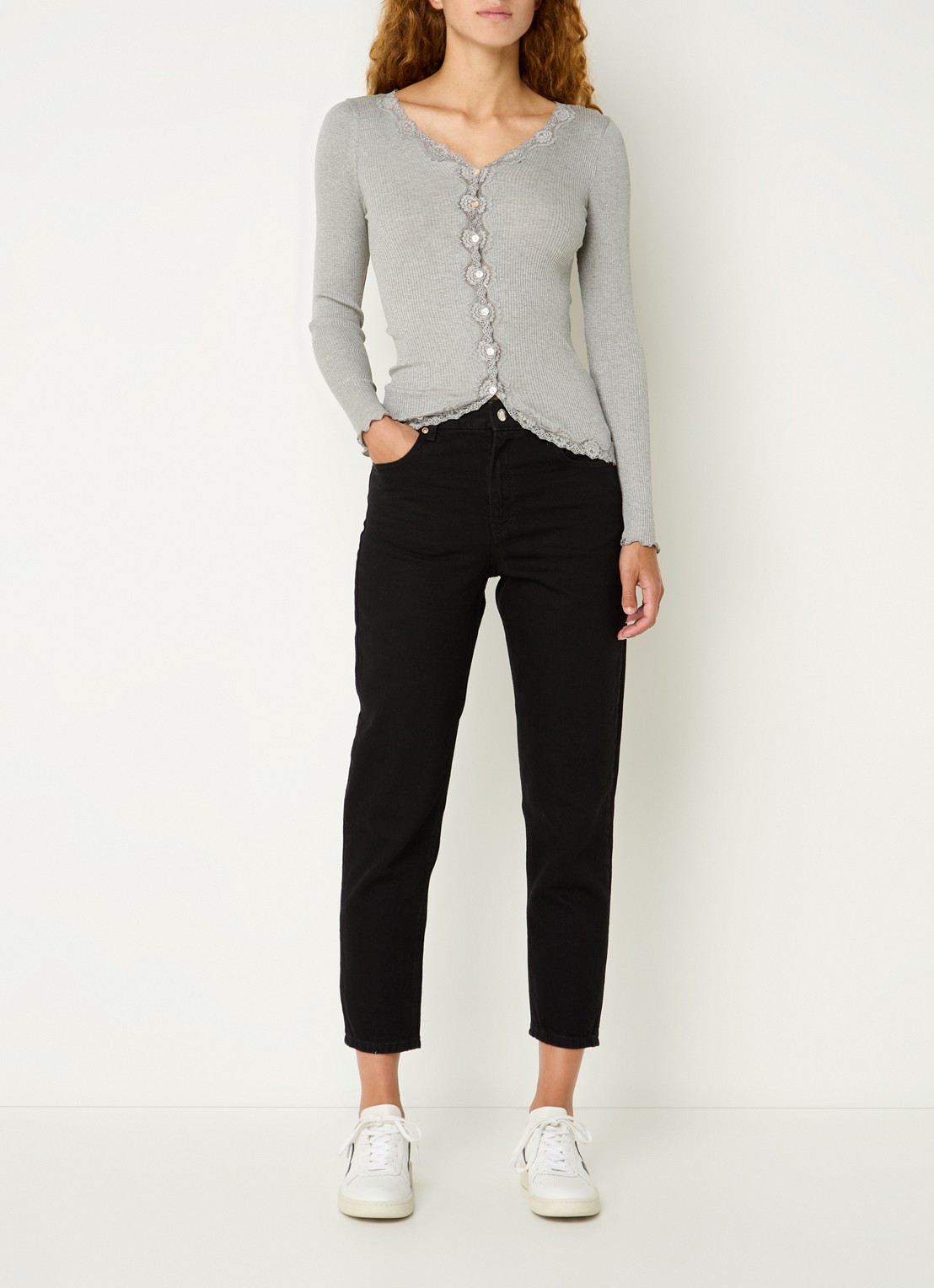 Rosemunde Babette ribgebreid vest in zijdeblend met details van kant - voorkant 3 lichtgrijs