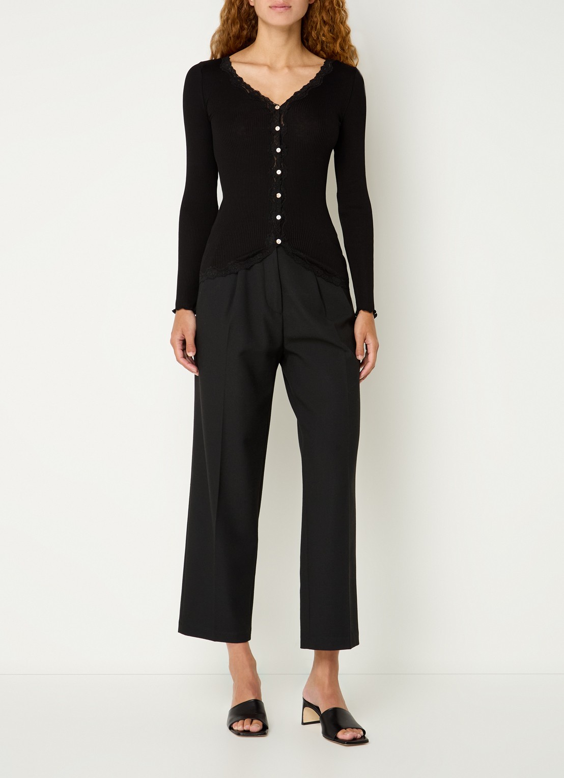 Rosemunde Babette ribgebreid vest in zijdeblend met details van kant - voorkant 3 zwart