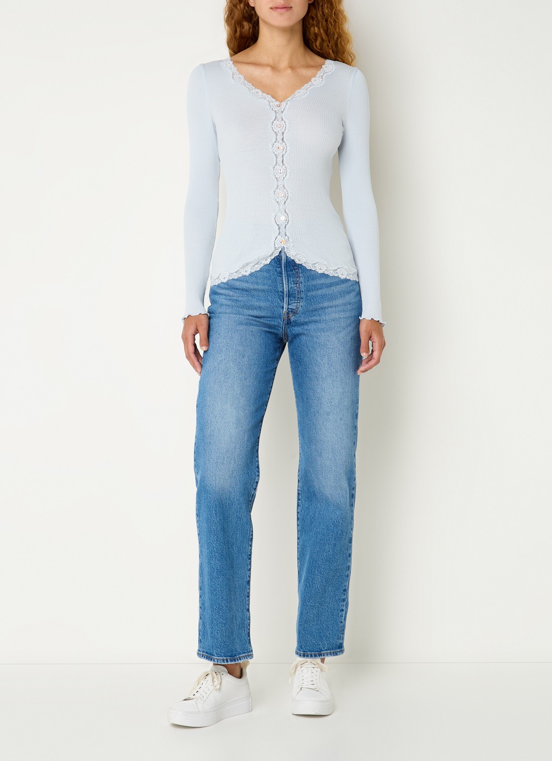 Rosemunde Babette ribgebreid vest in zijdeblend met details van kant - voorkant 3 lichtblauw