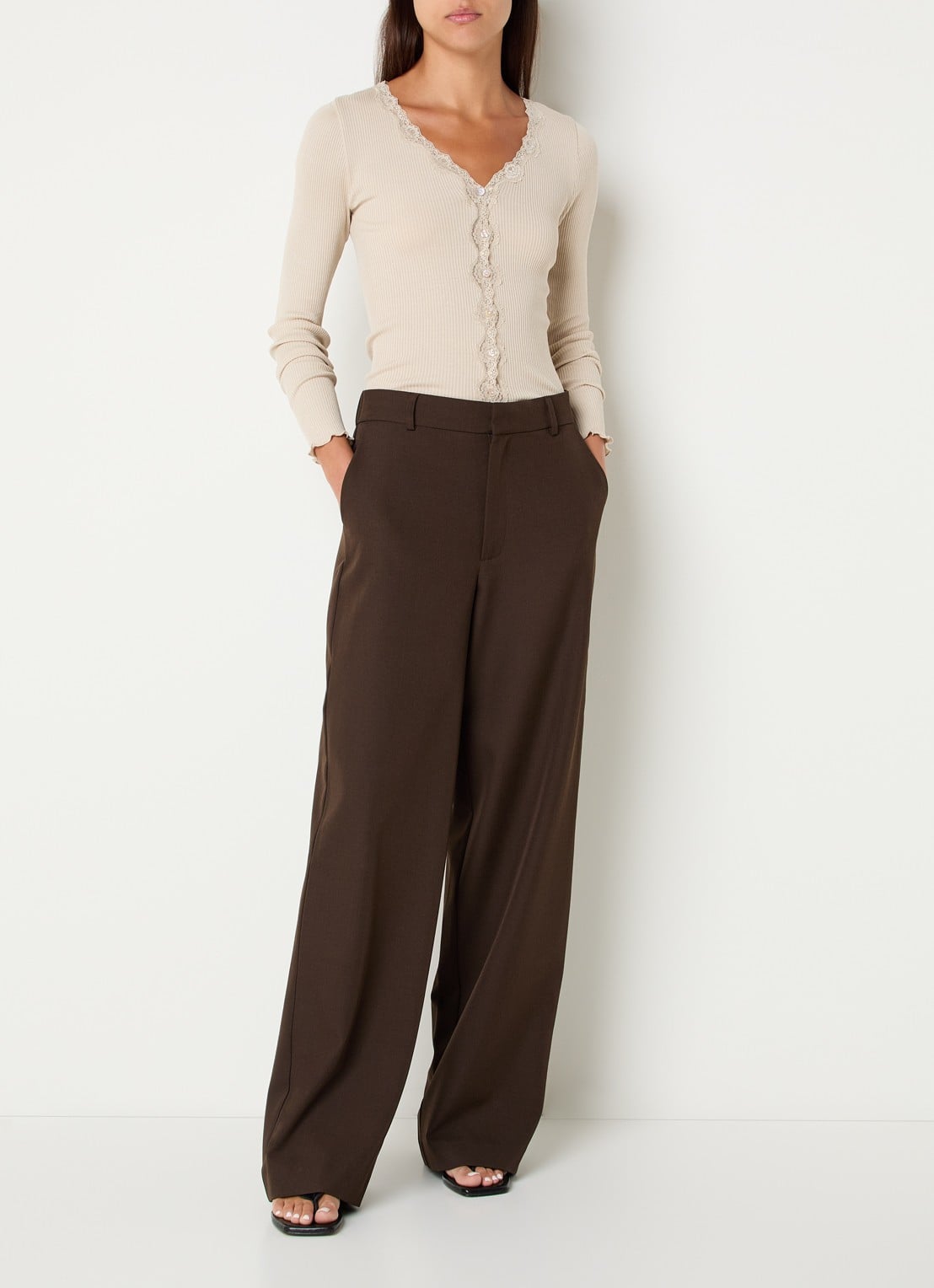 Rosemunde Babette ribgebreid vest in zijdeblend met details van kant - voorkant 4 bruin