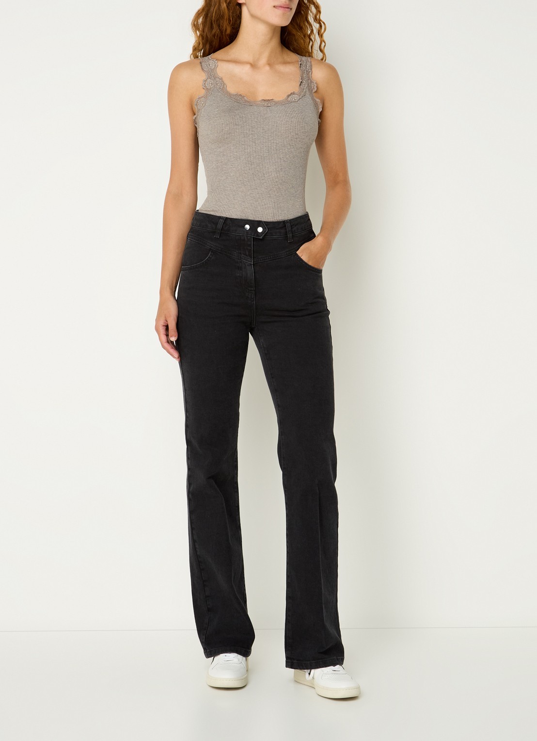 Rosemunde Babette tanktop in zijdeblend met kant - voorkant 2 zand