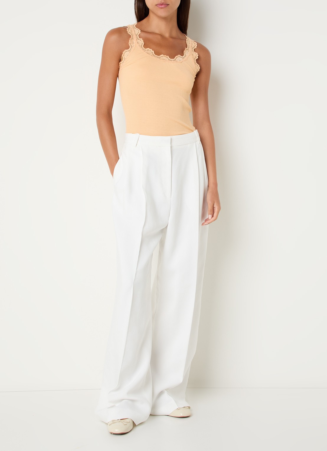 Rosemunde Babette tanktop in zijdeblend met kant - voorkant 2 abrikoos