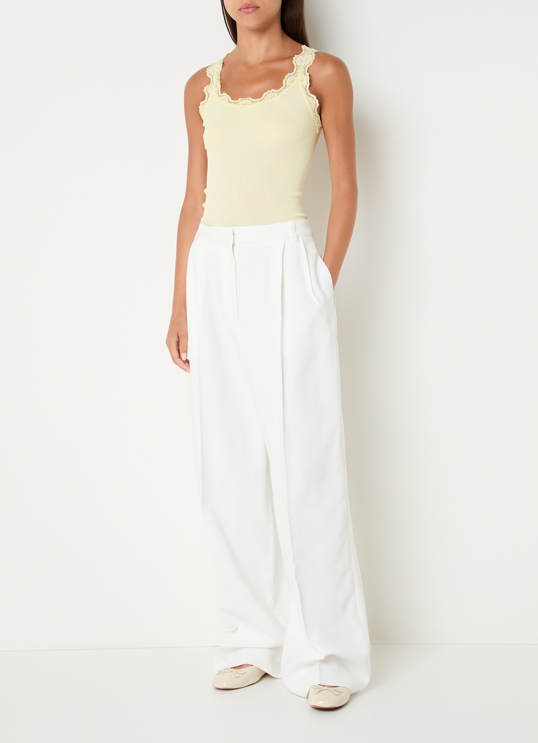 Rosemunde Babette tanktop in zijdeblend met kant - voorkant 3 lichtgeel