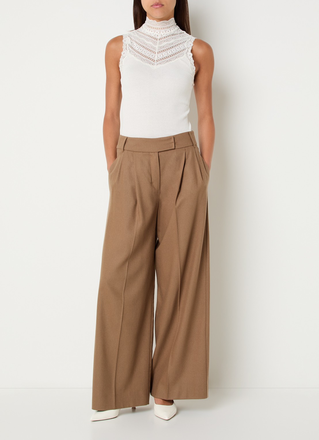 Rosemunde Benita mouwloze top in zijdeblend met details van kant - voorkant 4 gebroken wit