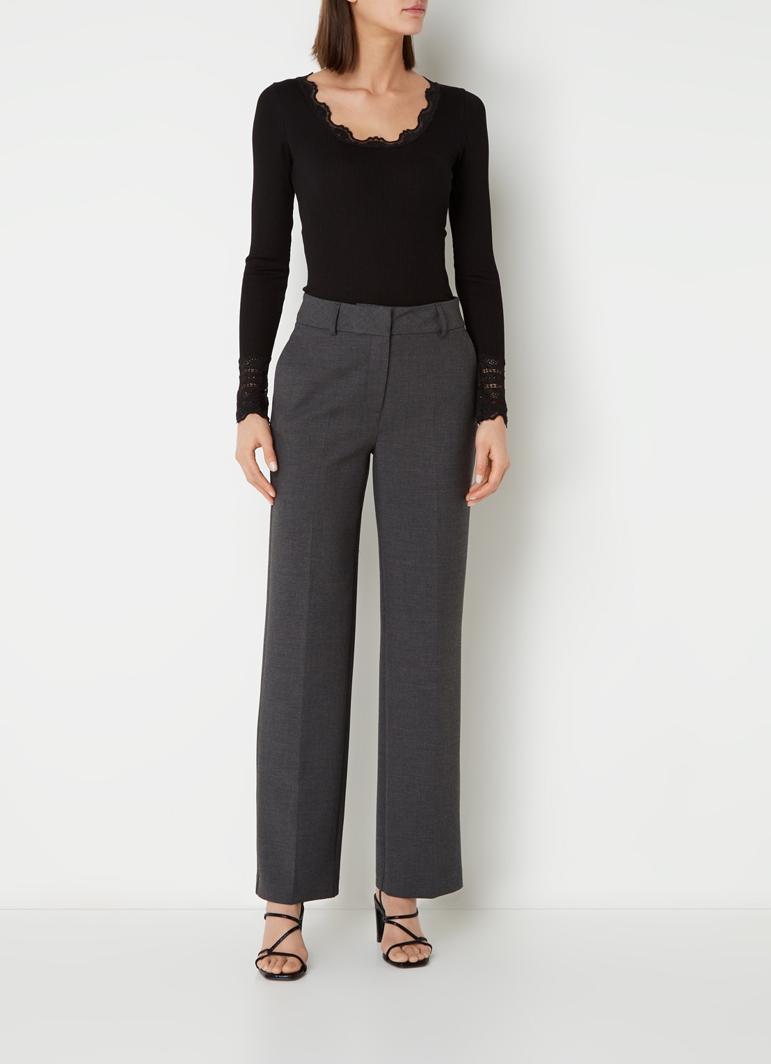Rosemunde Longsleeve in zijdeblend met structuur en details van kant - voorkant 3 zwart