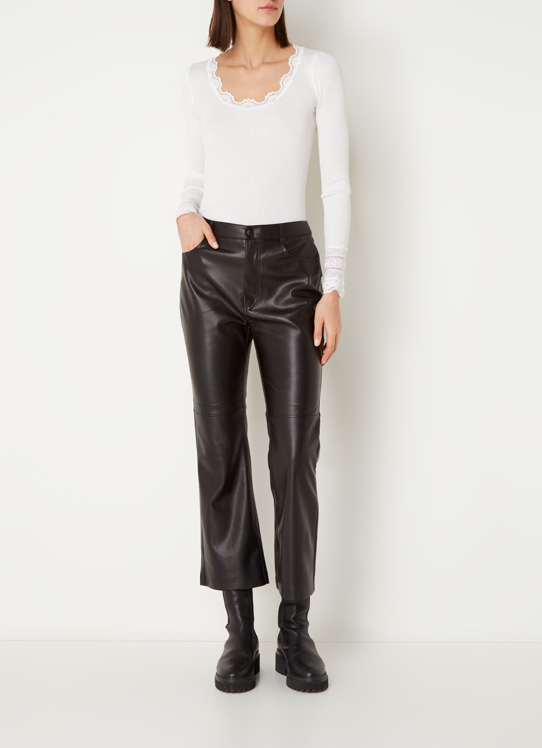 Rosemunde Longsleeve in zijdeblend met structuur en details van kant - voorkant 4 wit