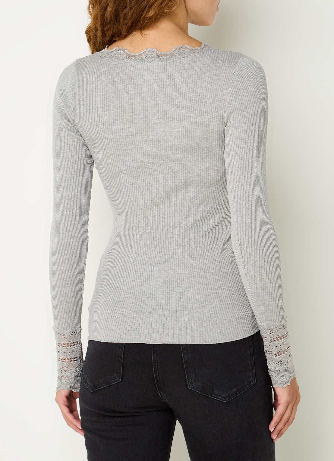 Rosemunde Longsleeve in zijdeblend met structuur en details van kant - achterkant 4 lichtgrijs