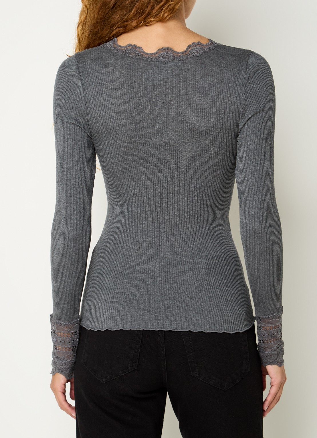 Rosemunde Longsleeve in zijdeblend met structuur en details van kant - achterkant donkergrijs