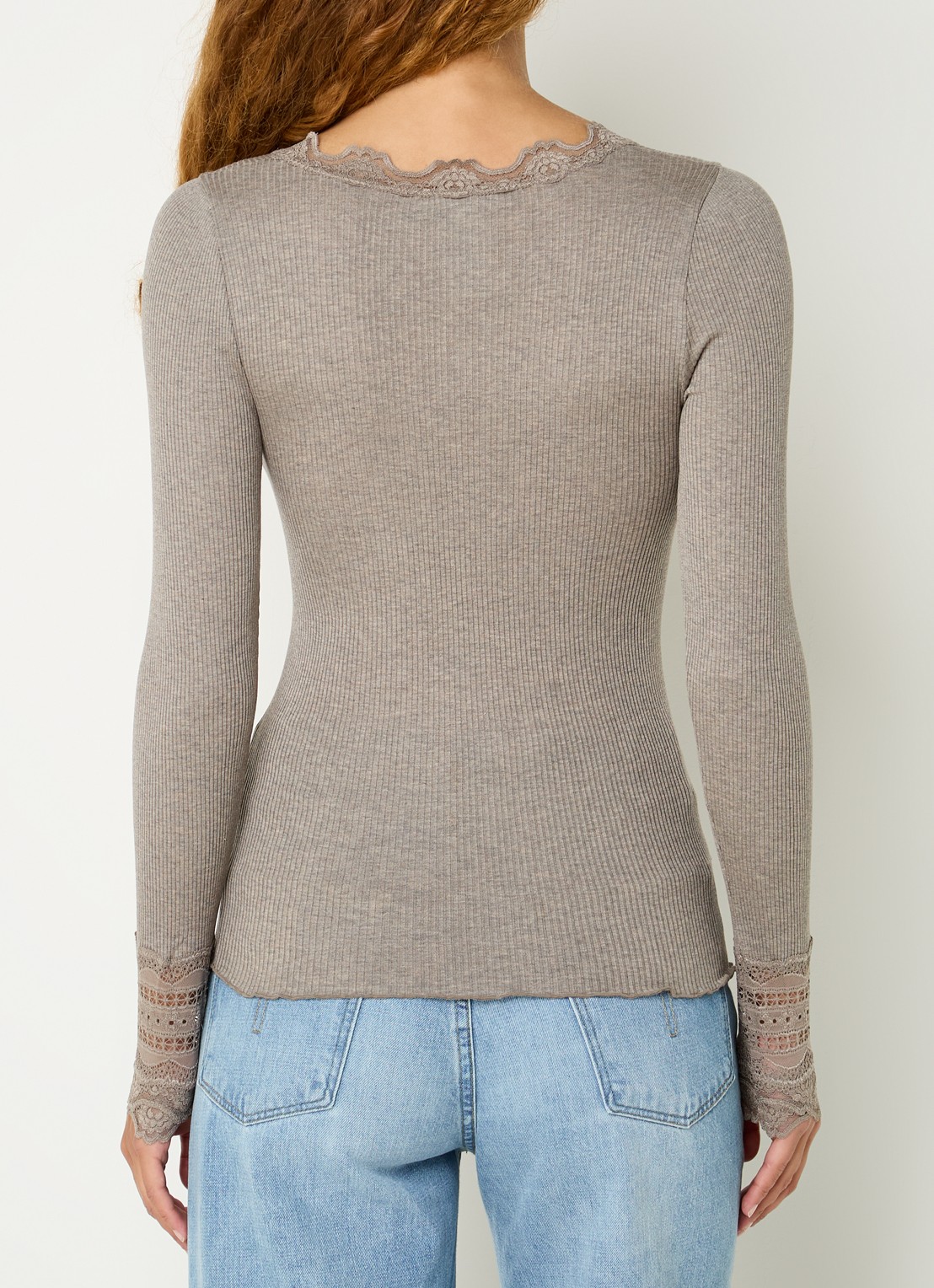 Rosemunde Longsleeve in zijdeblend met structuur en details van kant - achterkant 4 zand