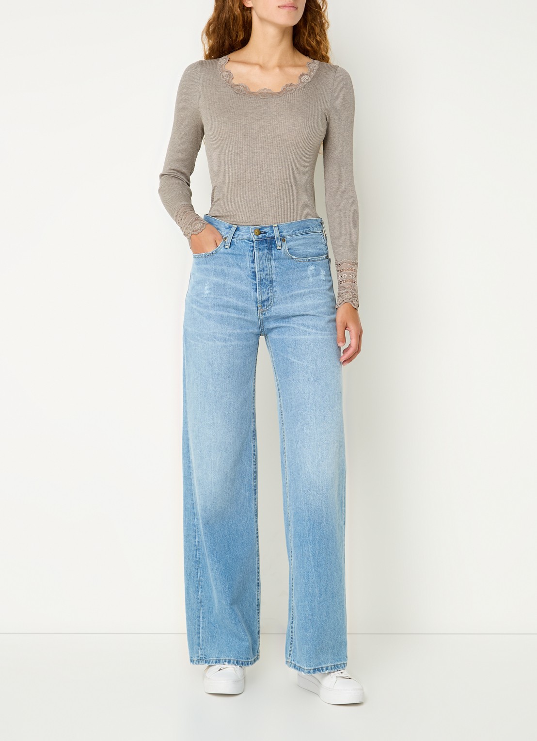 Rosemunde Longsleeve in zijdeblend met structuur en details van kant - voorkant 3 zand