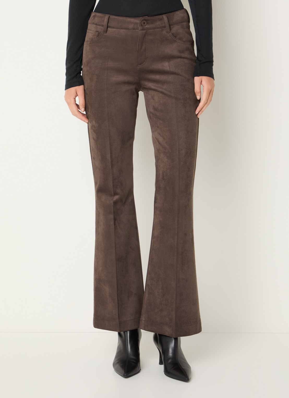 Rosner Studio Antonia mid waist flared fit broek van imitatiesuède - detail 4 chocoladebruin