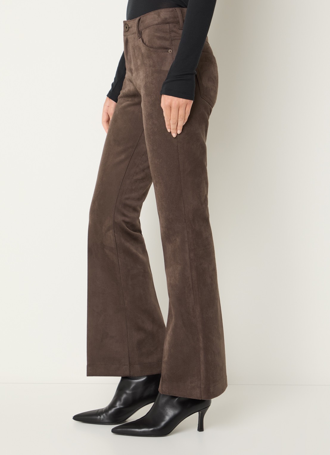 Rosner Studio Antonia mid waist flared fit broek van imitatiesuède - detail 5 chocoladebruin