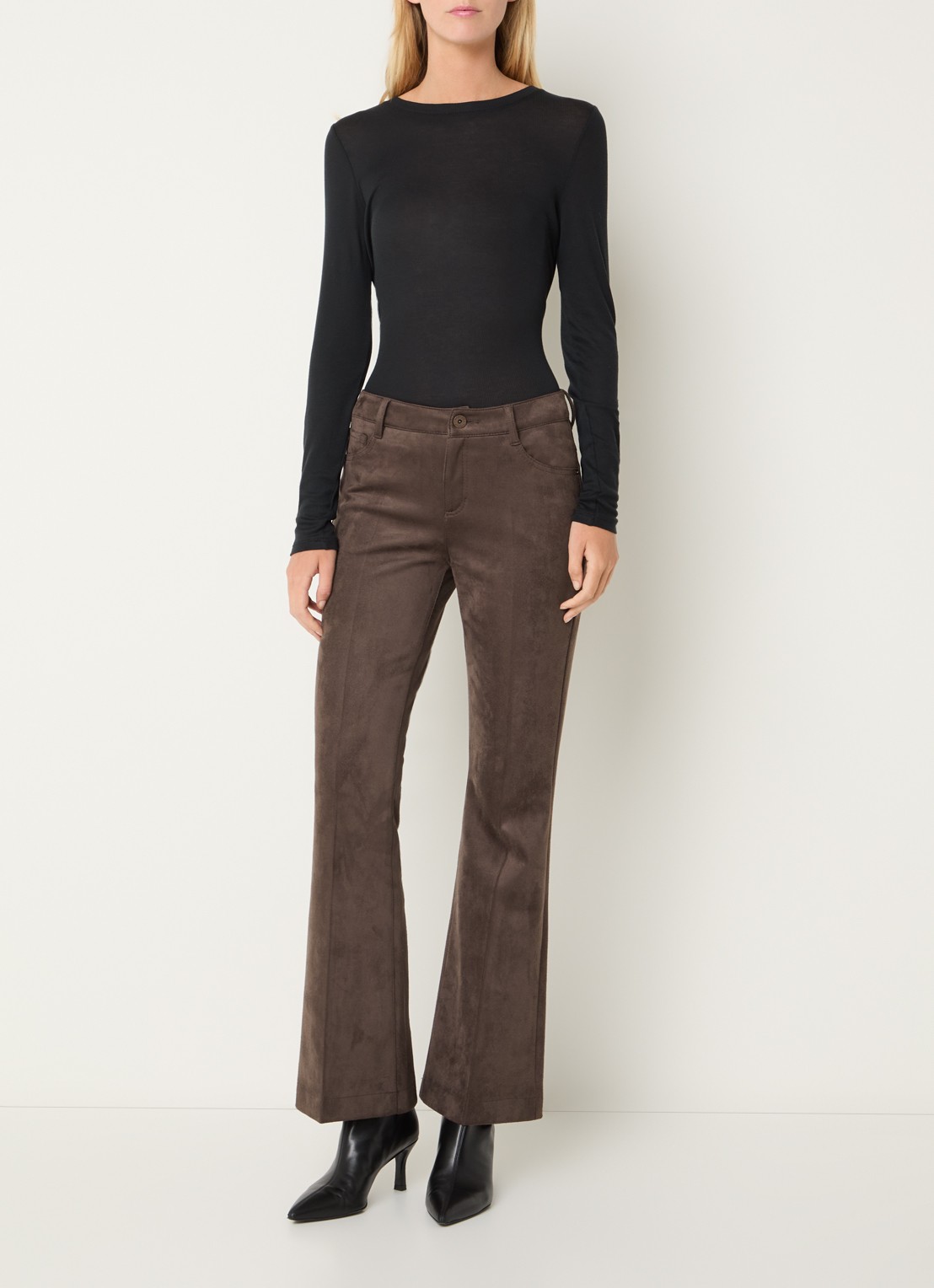 Rosner Studio Antonia mid waist flared fit broek van imitatiesuède - voorkant 2 chocoladebruin