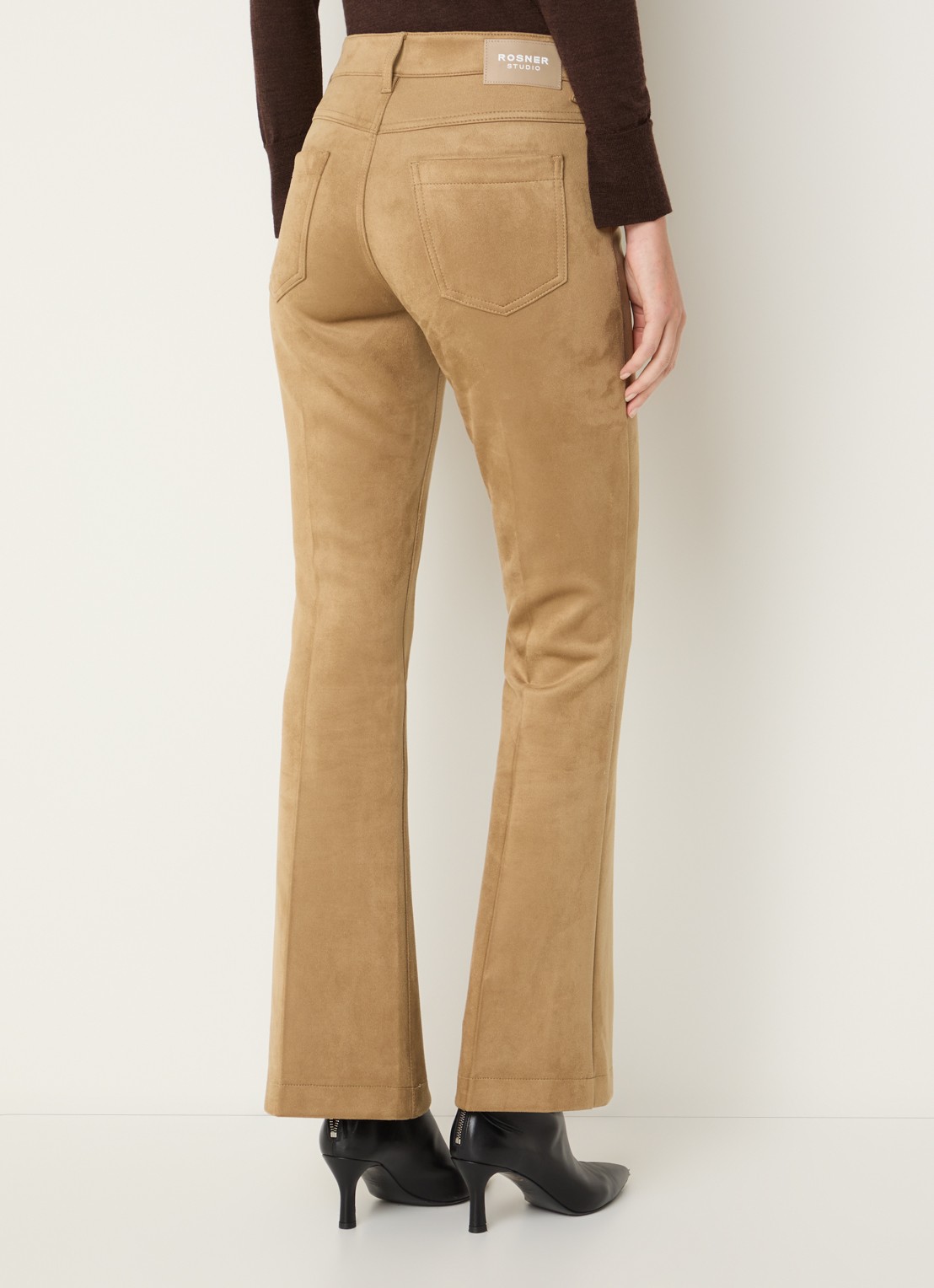 Rosner Studio Antonia mid waist flared fit broek van imitatiesuède - achterkant camel
