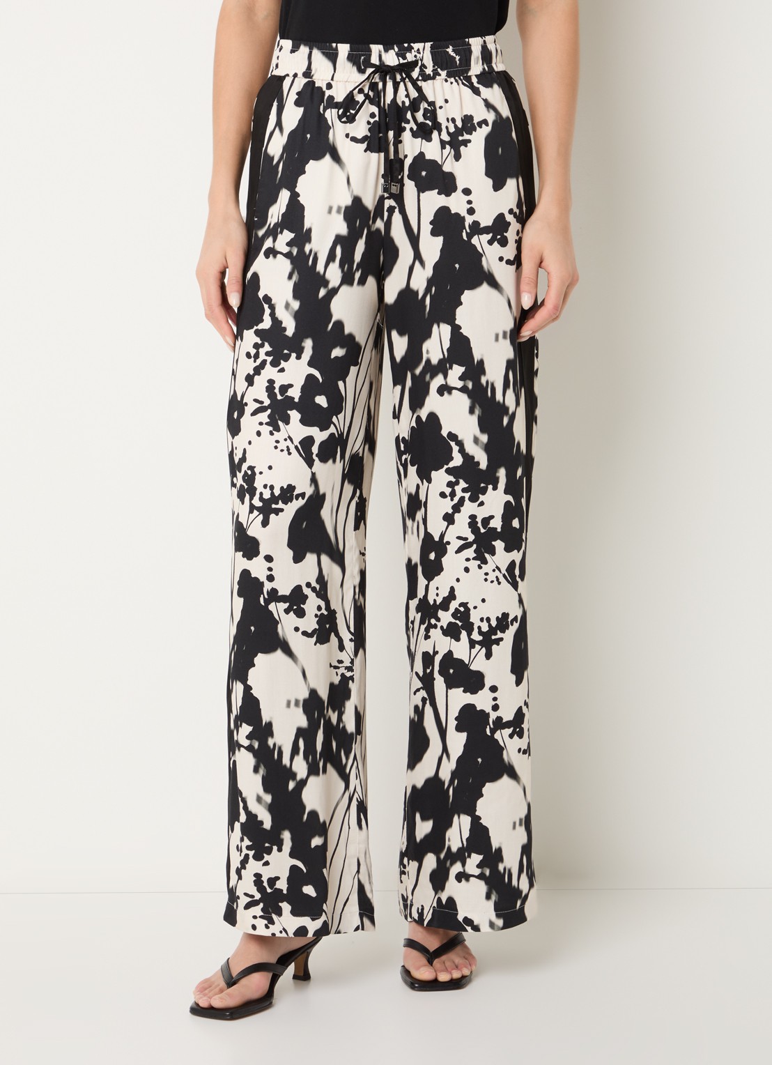 Rosner Studio High waist loose fit broek met print - detail vanillegeel