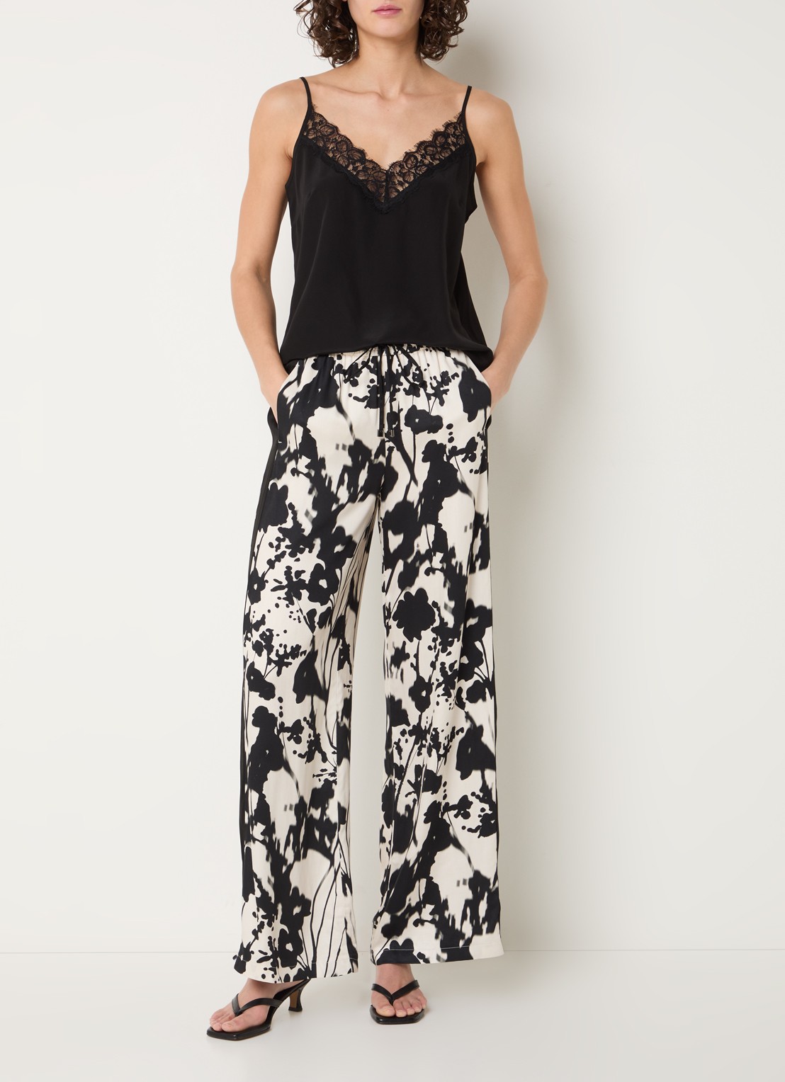 Rosner Studio High waist loose fit broek met print - voorkant 3 vanillegeel