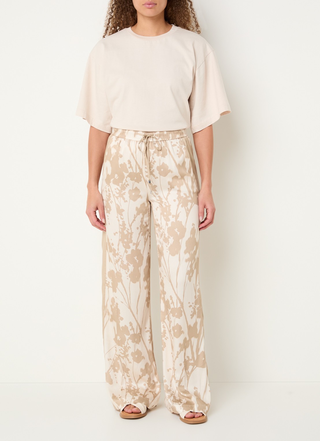 Rosner Studio High waist loose fit broek met print - voorkant 3 zand
