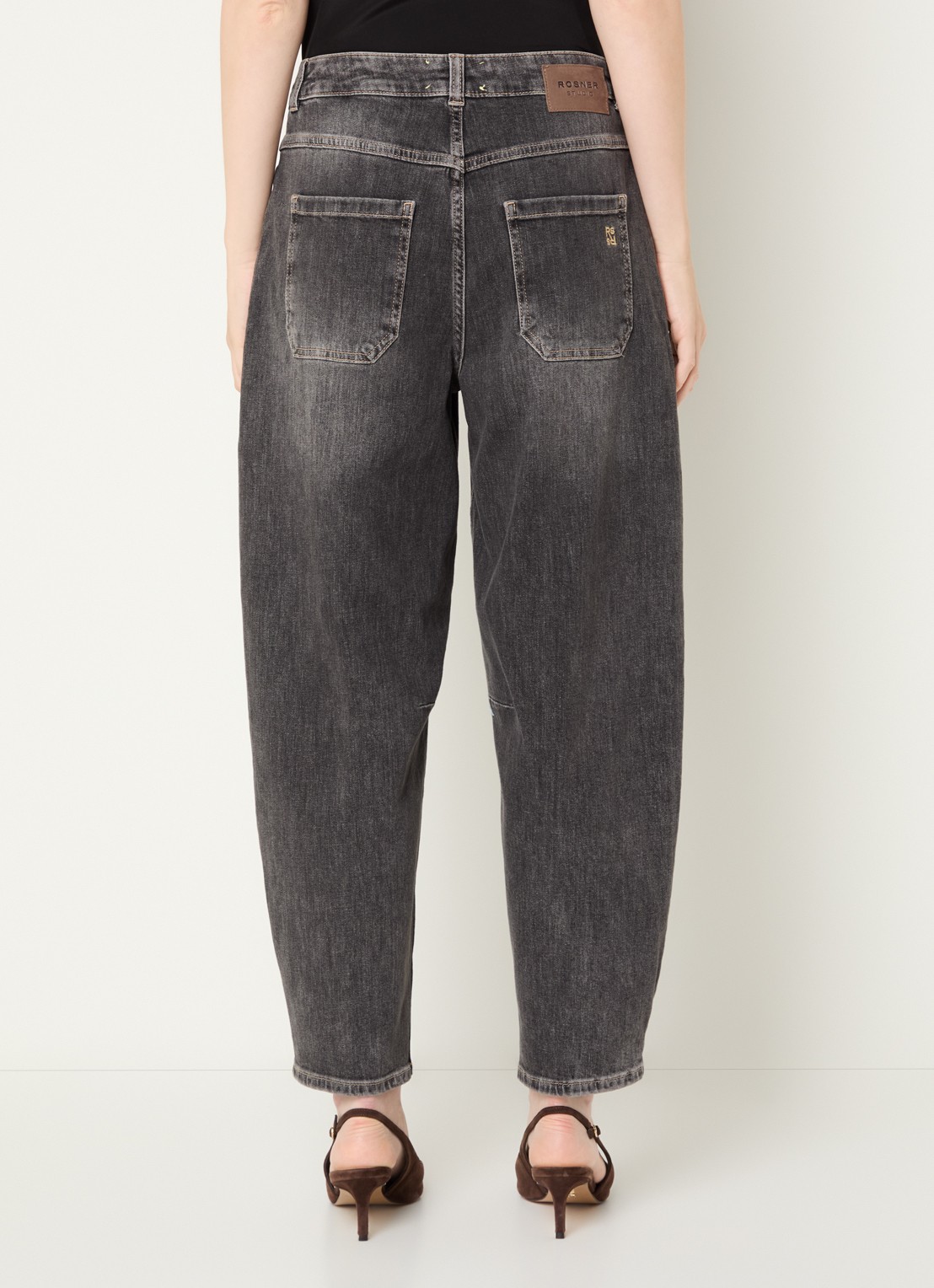 Rosner Studio Mara high waist cropped tapered jeans met medium wassing - achterkant 3 middengrijs