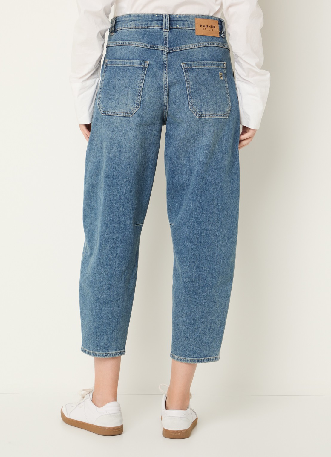 Rosner Studio Mara high waist cropped tapered jeans met medium wassing - achterkant 3 indigo