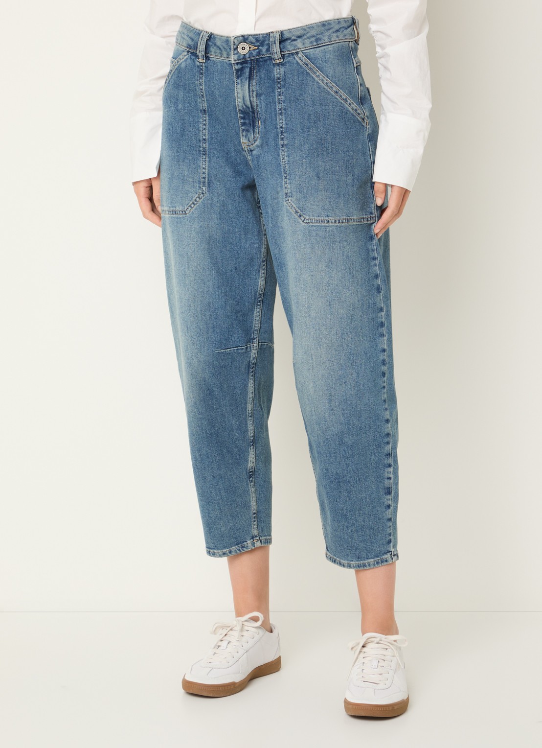 Rosner Studio Mara high waist cropped tapered jeans met medium wassing - detail indigo