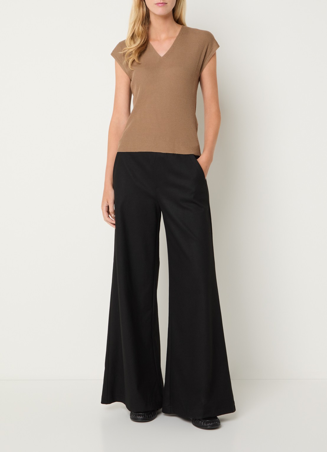 Rosner Studio Mara high waist flared fit palazzo broek met steekzakken - voorkant 3 zwart