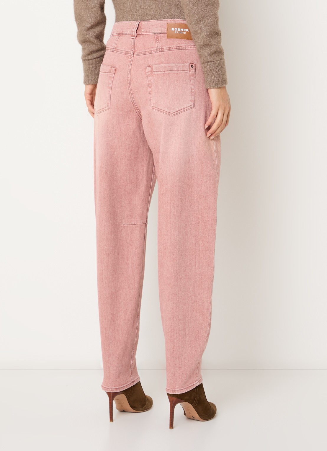 Rosner Studio Mara high waist tapered fit jeans met gekleurde wassing - achterkant oudroze