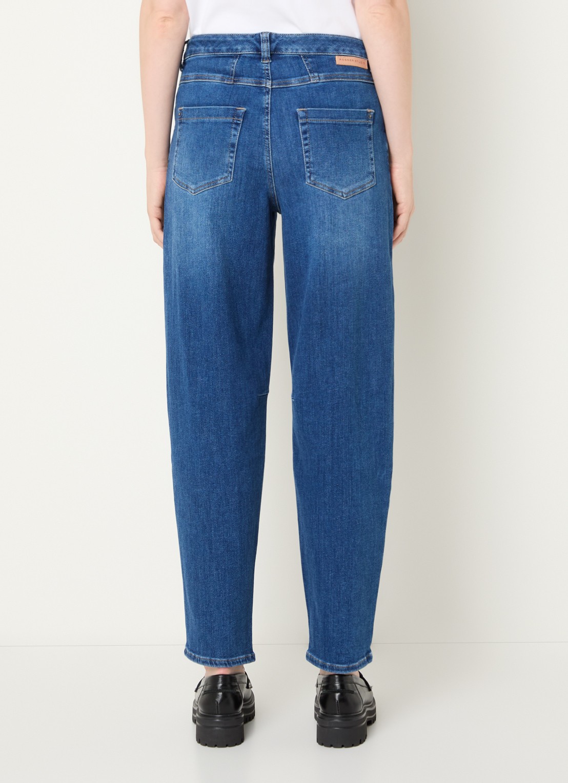 Rosner Studio Mara high waist tapered fit jeans met medium wassing - achterkant 3 indigo