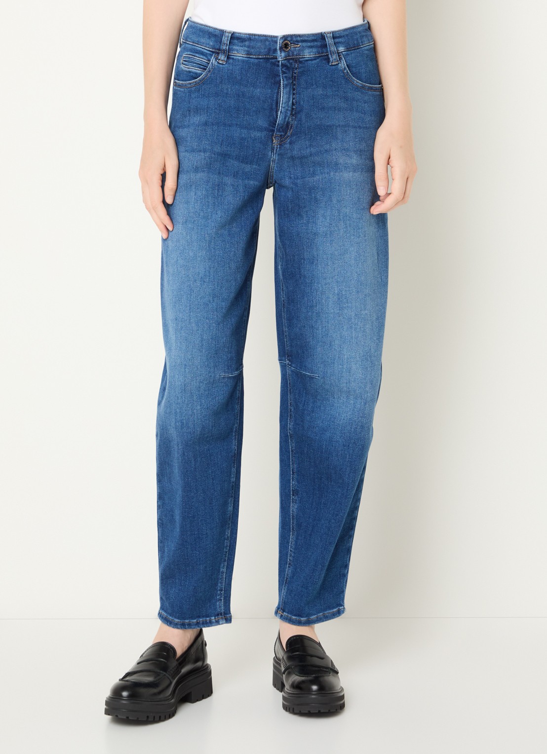 Rosner Studio Mara high waist tapered fit jeans met medium wassing - detail indigo