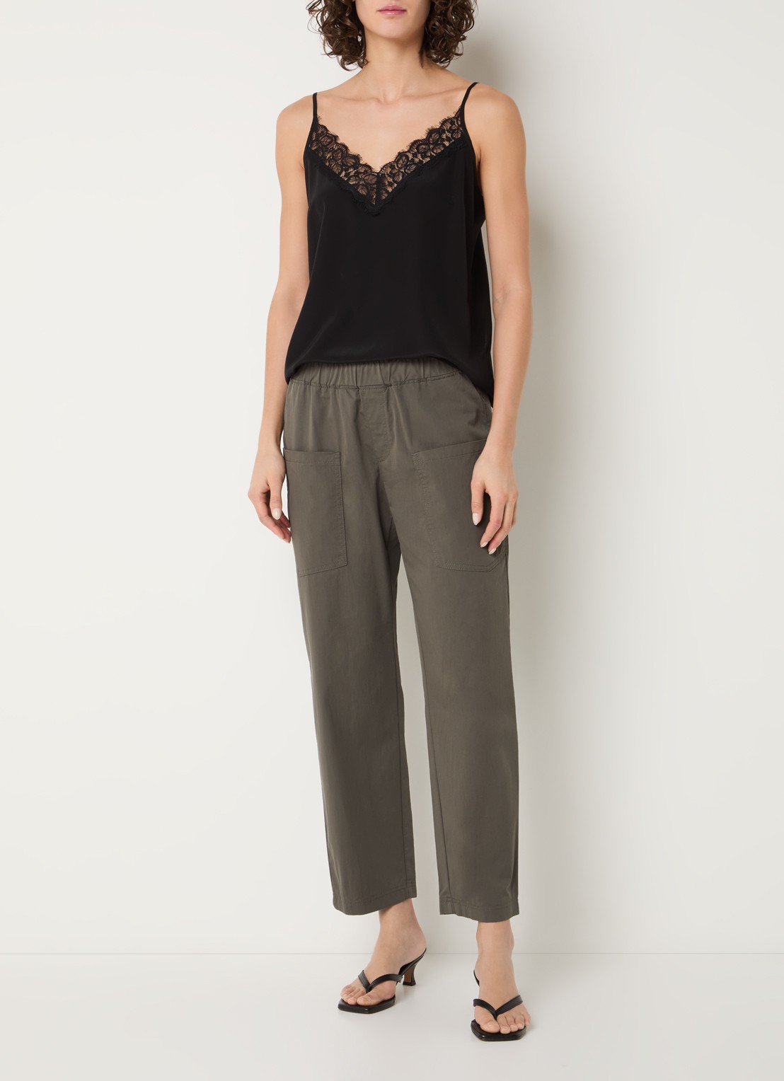 Rosner Studio Mara mid waist straight fit broek met opgestikte zakken - voorkant 3 bronsgroen