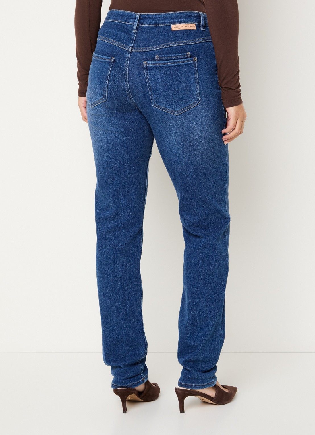 Rosner Studio Masha mid waist slim fit jeans met steekzakken - achterkant indigo