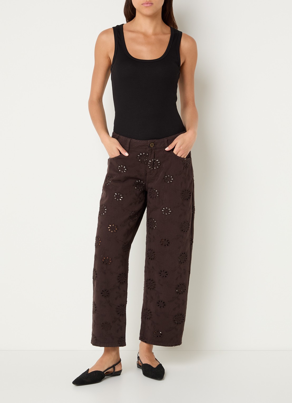Rosner Studio Masha mid waist straight leg jeans met opengewerkt dessin  - voorkant 3 chocoladebruin