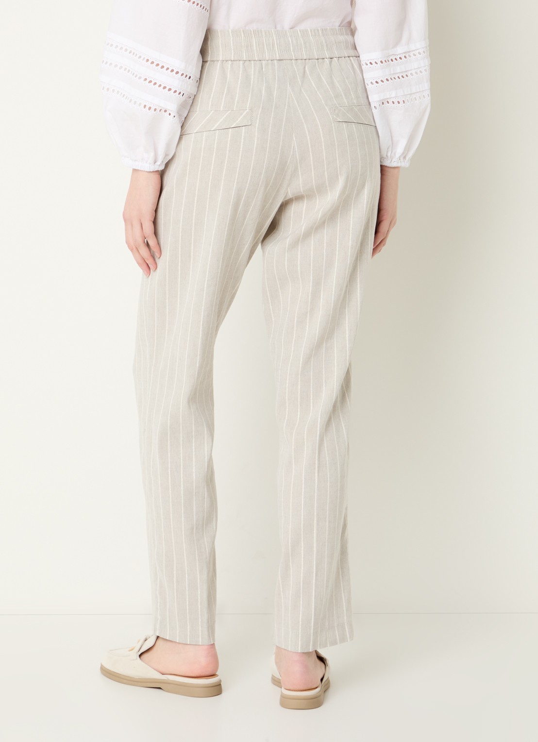 Rosner Studio May mid waist slim fit cropped chino in linnenblend - achterkant 3 donkerbeige