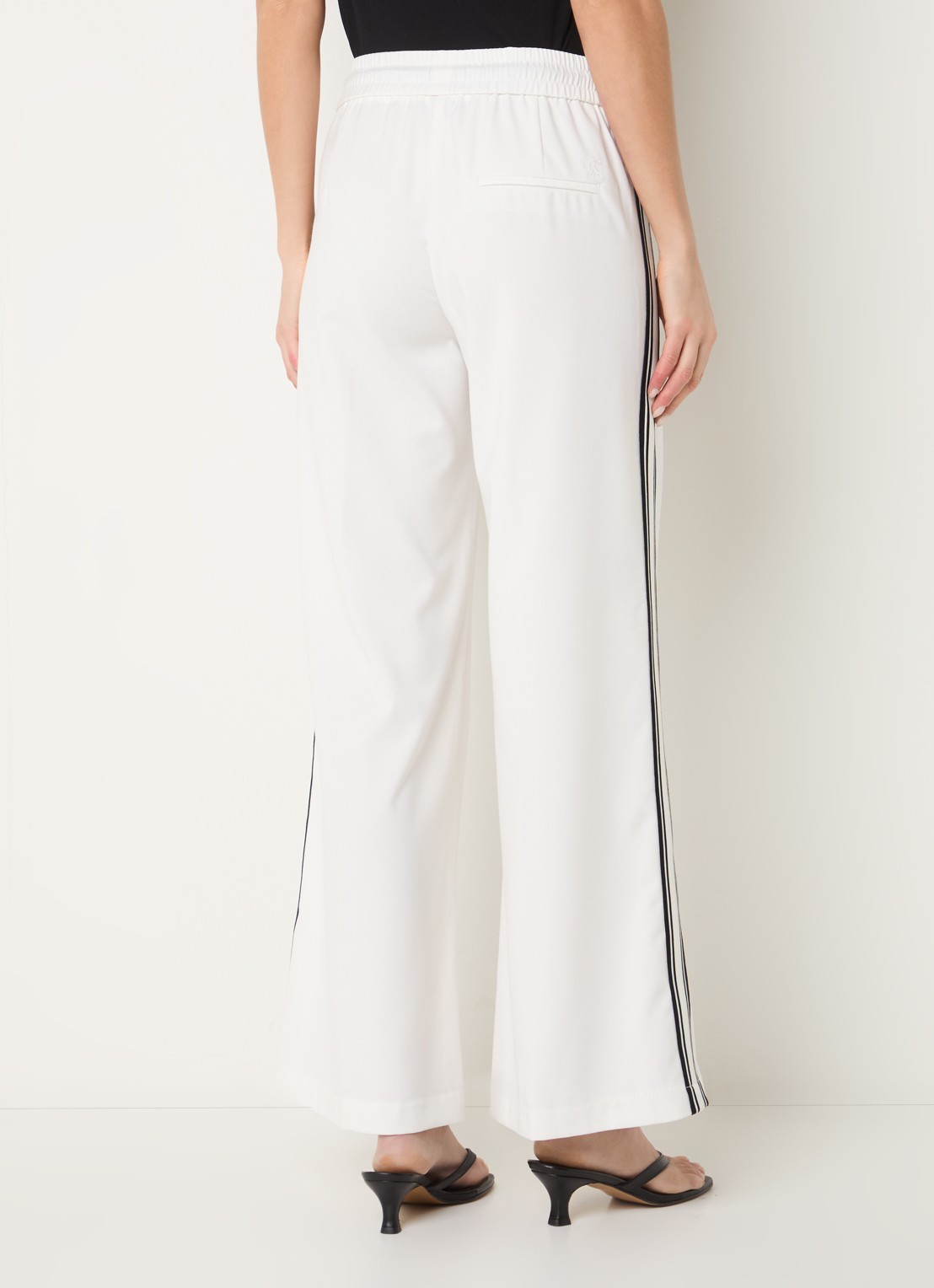 Rosner Studio Mid waist flared fit trackpants met paspelzakken - achterkant gebroken wit