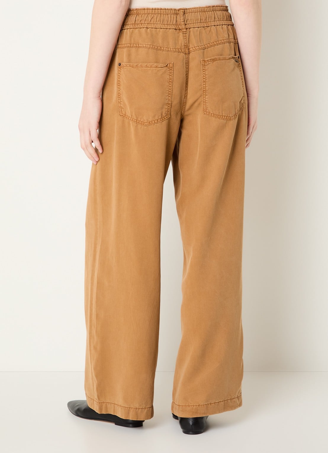 Rosner Studio Mid waist straight fit broek met steekzakken - achterkant bruin