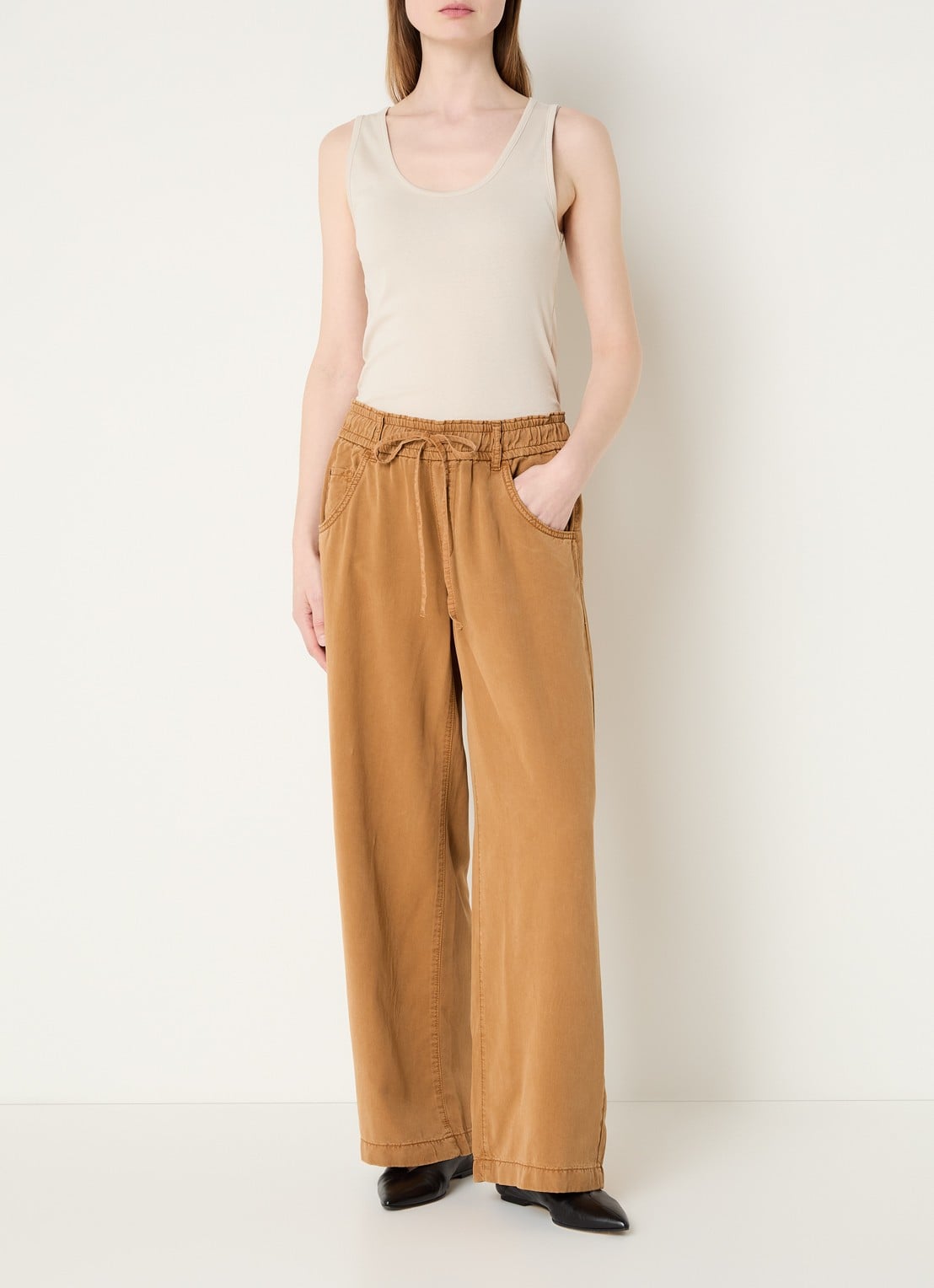 Rosner Studio Mid waist straight fit broek met steekzakken - voorkant 5 bruin