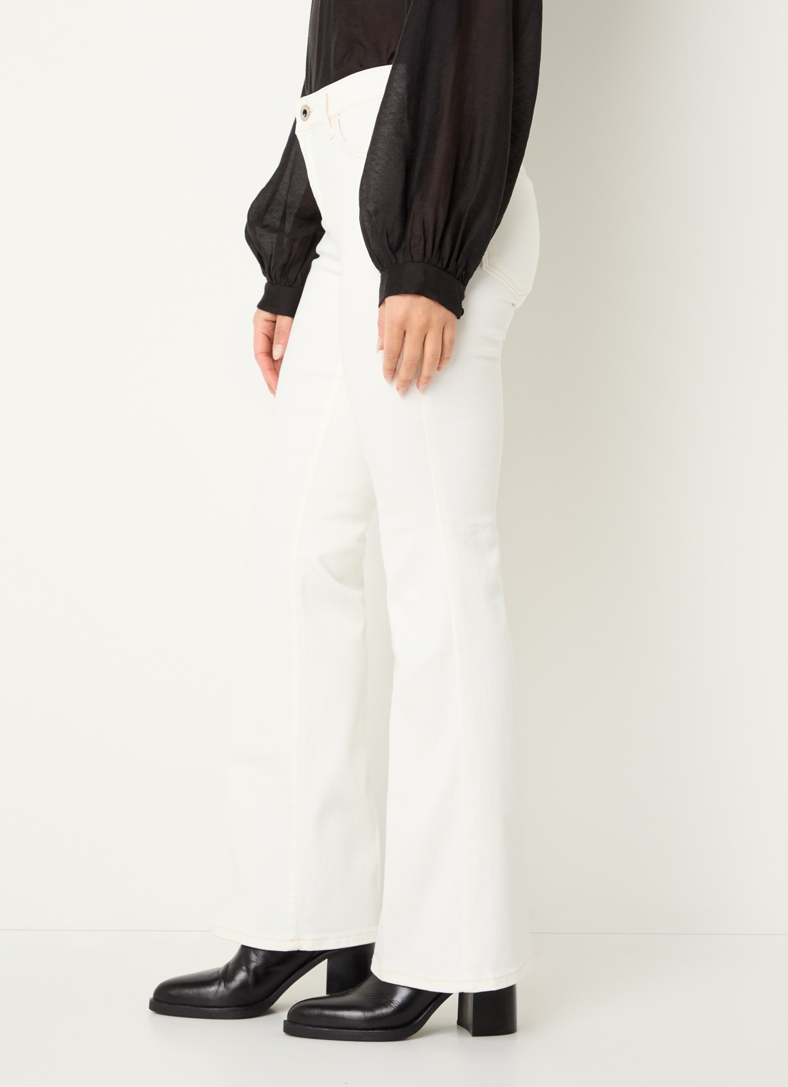 Rosner Studio Rosner mid waist flared jeans met lichte wassing - detail 2 wit