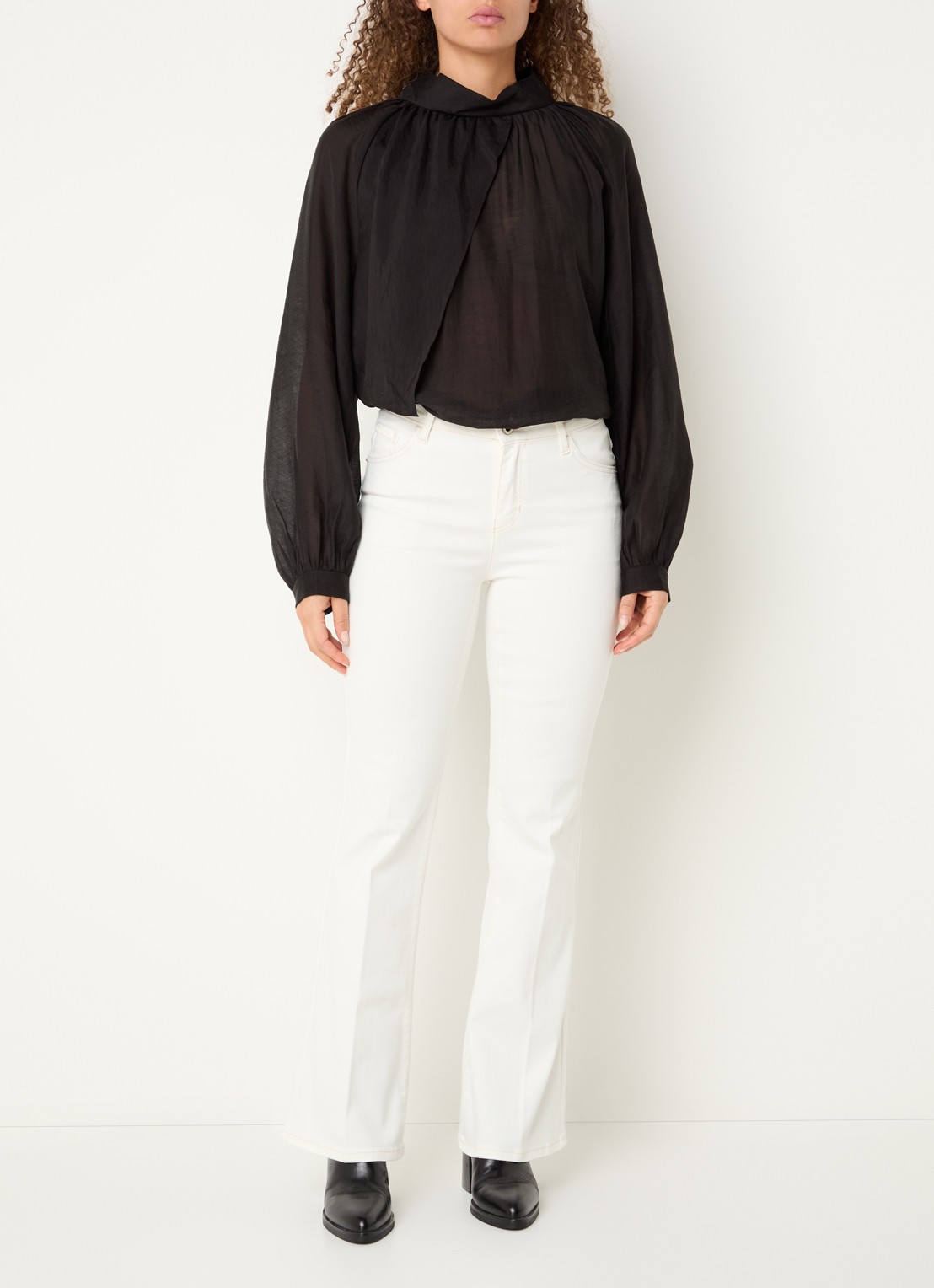 Rosner Studio Rosner mid waist flared jeans met lichte wassing - voorkant 4 wit