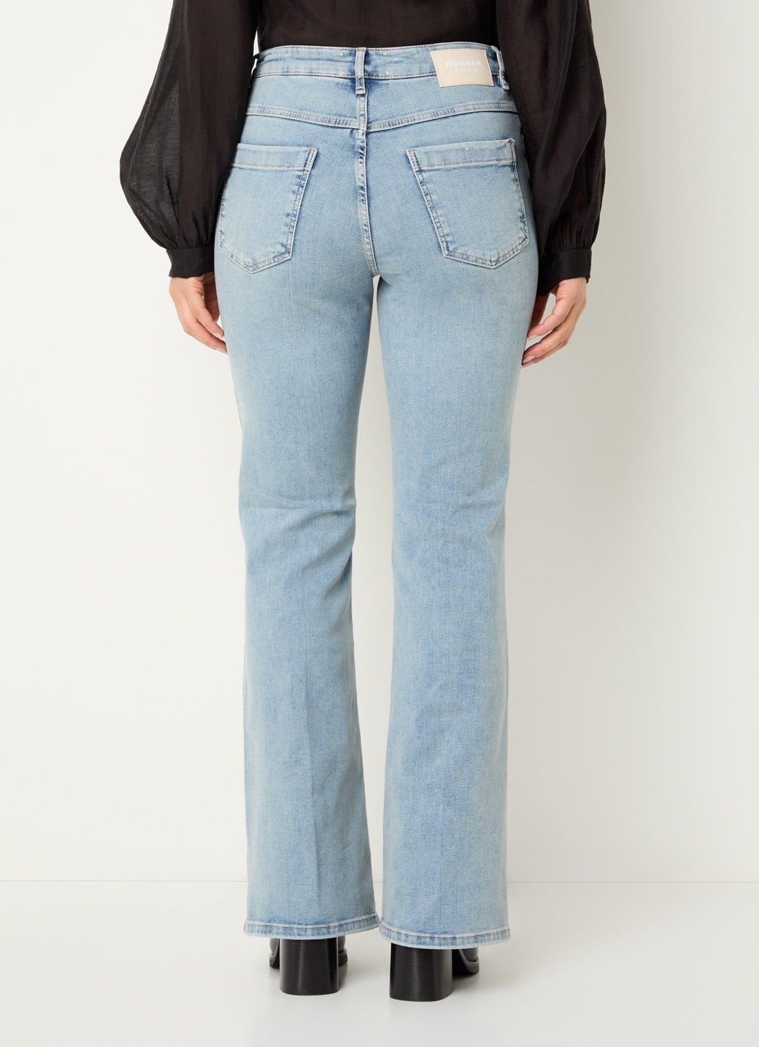 Rosner Studio Rosner mid waist flared jeans met lichte wassing - achterkant 3 lichtblauw