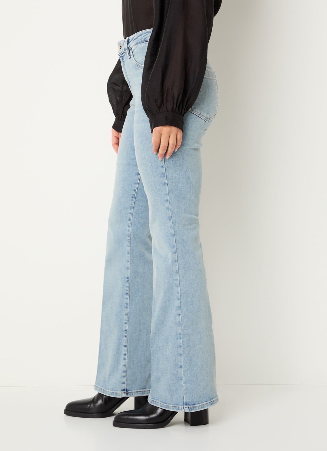 Rosner Studio Rosner mid waist flared jeans met lichte wassing - detail 5 lichtblauw