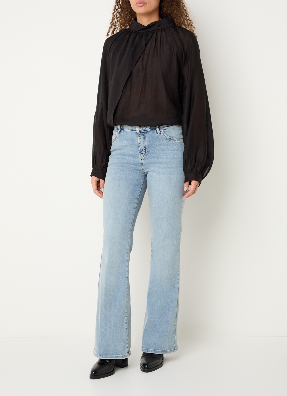 Rosner Studio Rosner mid waist flared jeans met lichte wassing - voorkant 2 lichtblauw