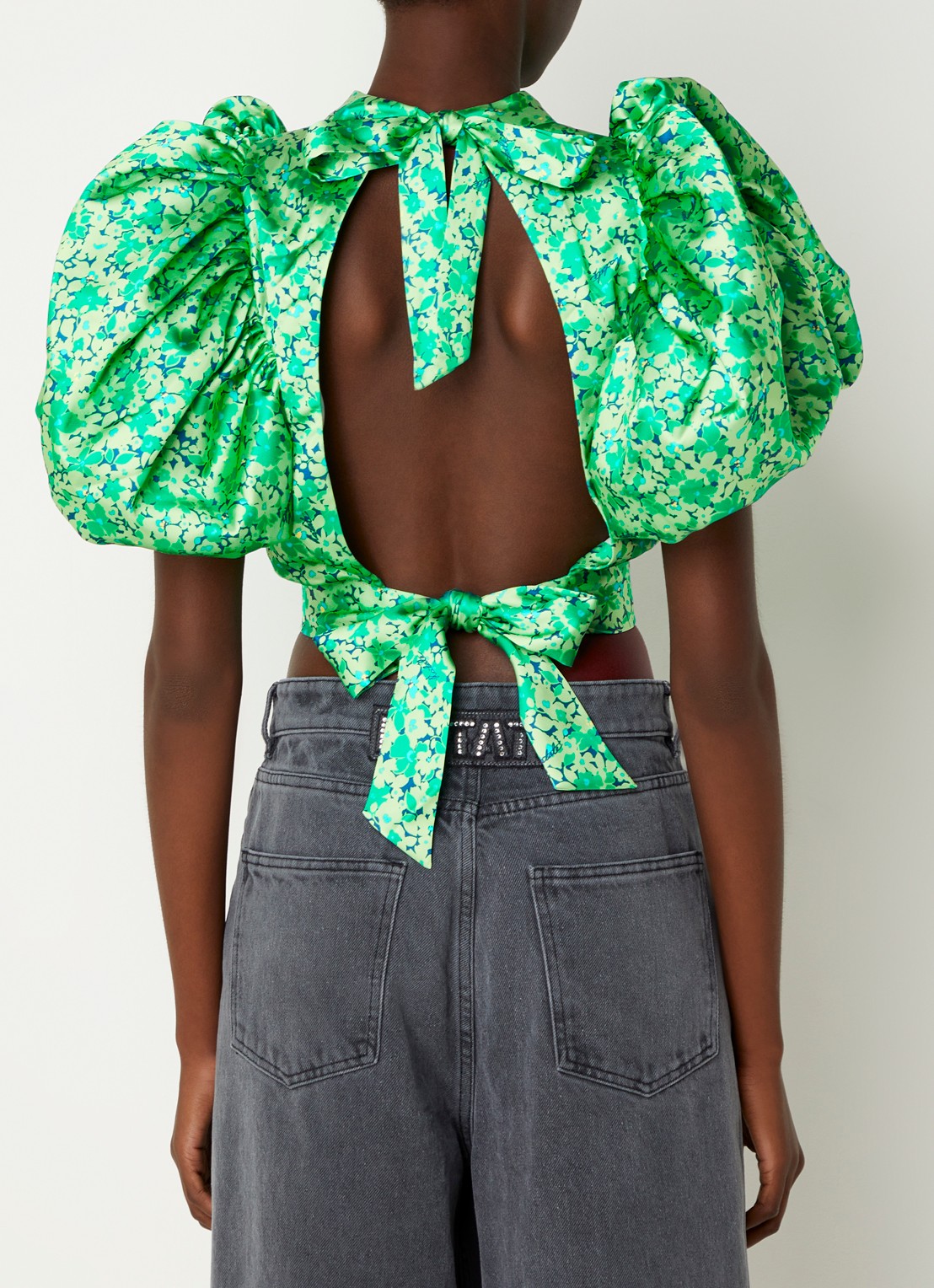 ROTATE Crop top van satijn met rugdecolleté en pofmouw - voorkant 2 groen