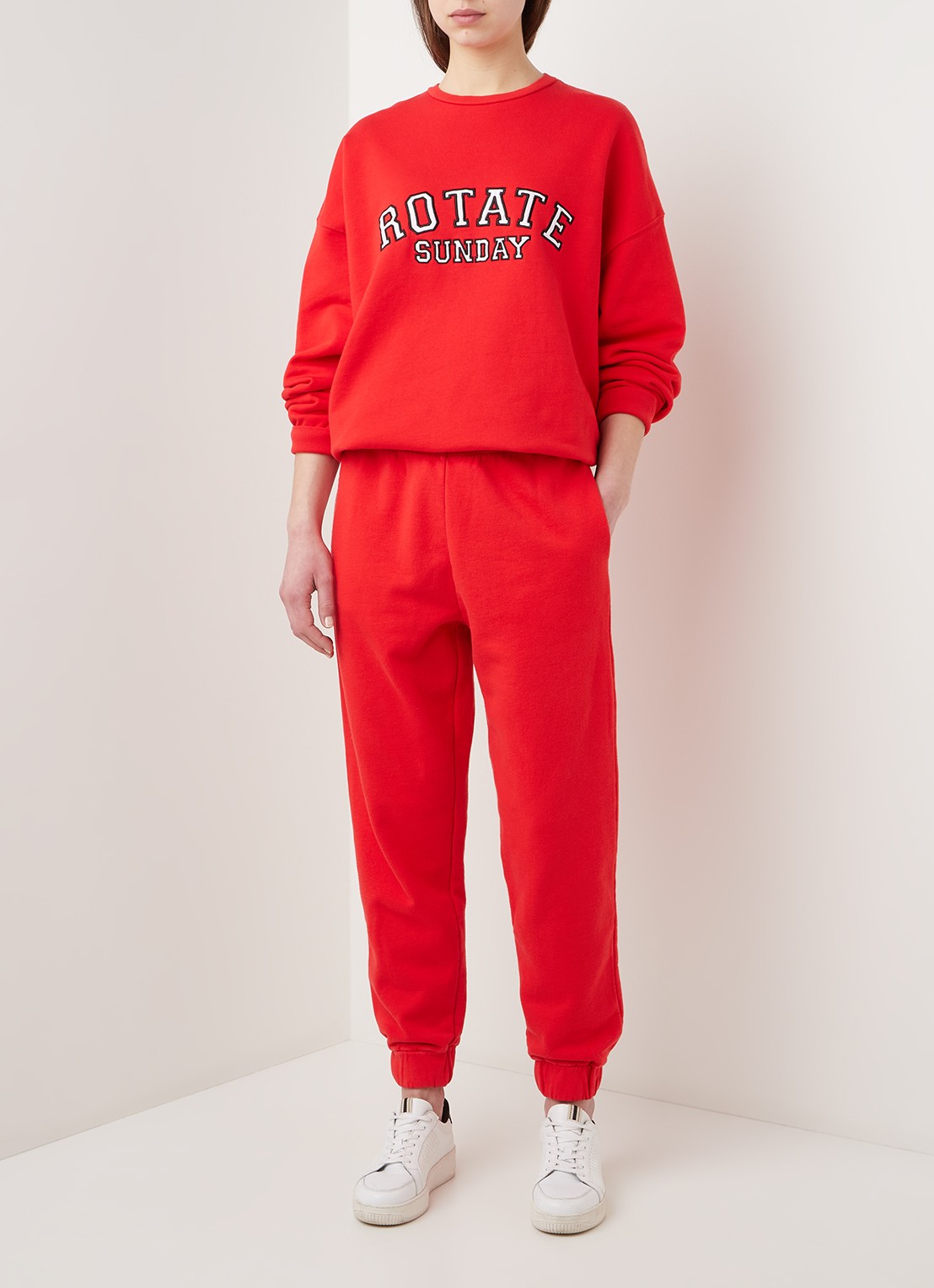 ROTATE Mimi tapered fit joggingbroek van biologisch katoen - voorkant 2 rood